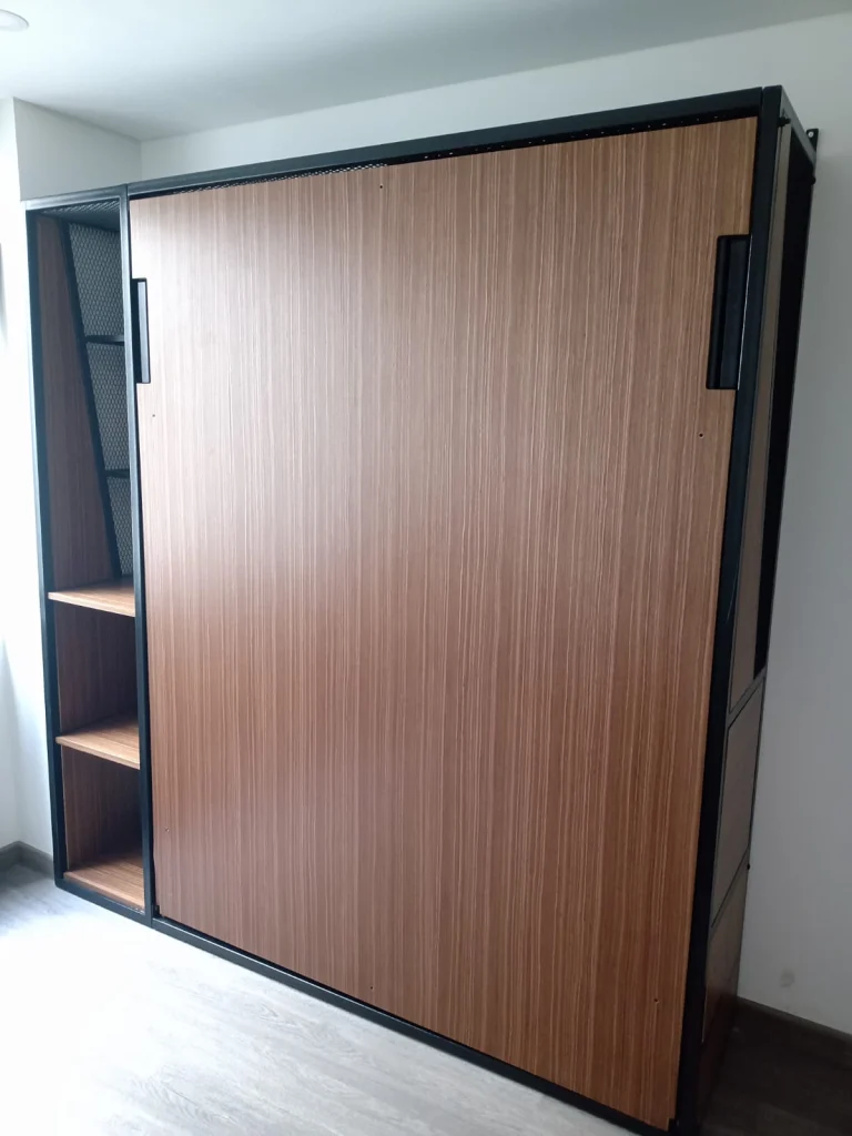 Cama abatible cerrada en mueble de madera