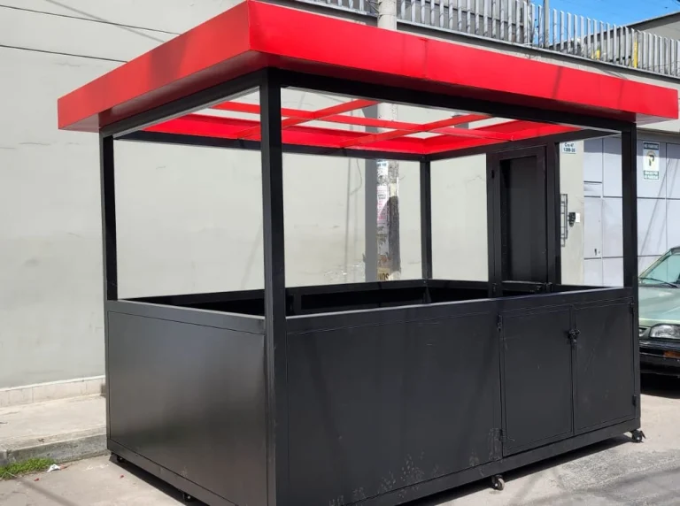 Caseta comercial con techo rojo