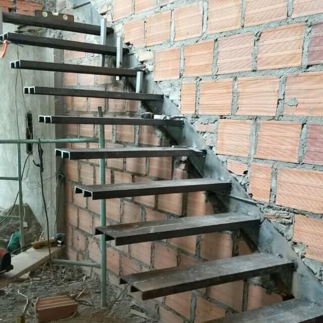 Escalera metálica en obra