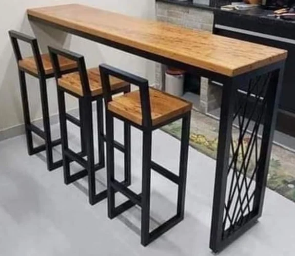 Mesa de bar con butacos en metal y madera