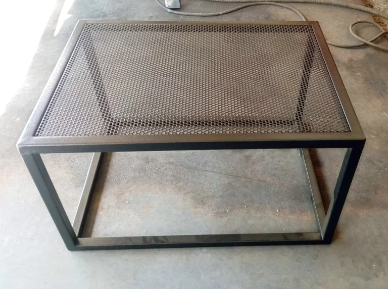 Mesa con estructura de tubo y malla expandida