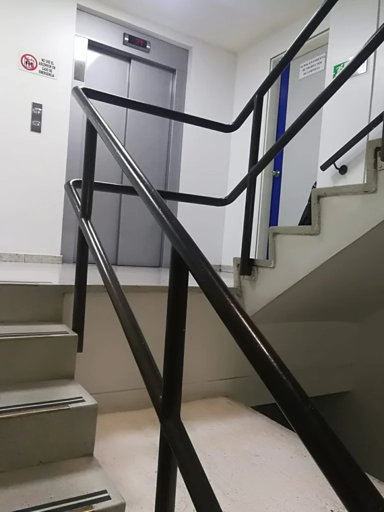 Pasamanos negro para escalera de edificio
