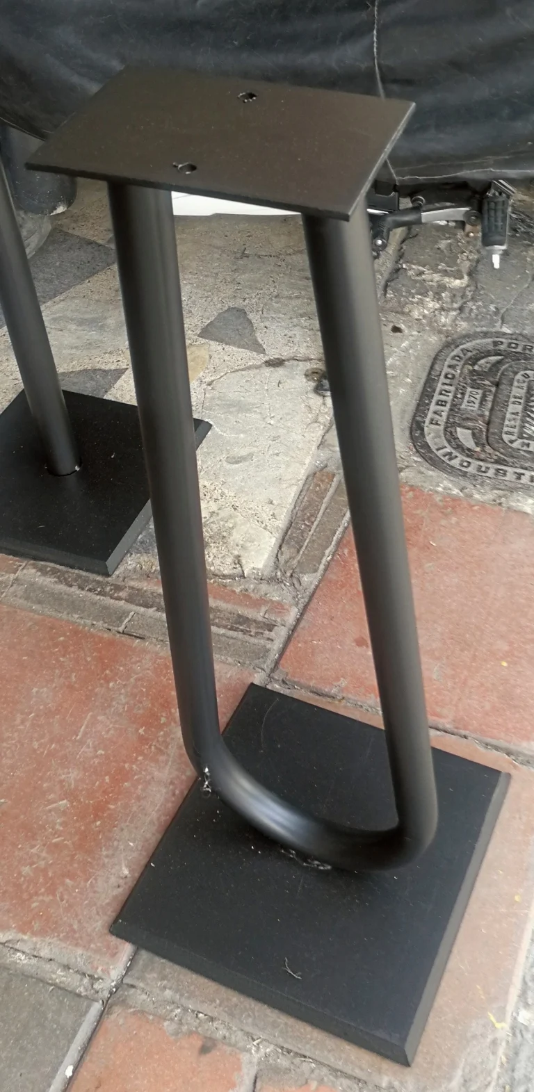 Pedestal en tubo doblado con base