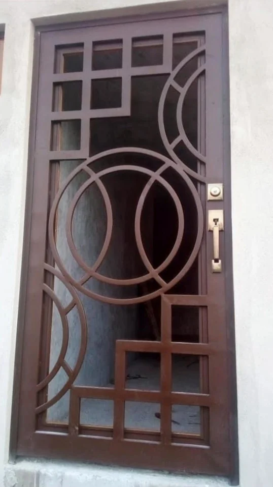 Puerta con diseño geométrico de círculos y cuadros