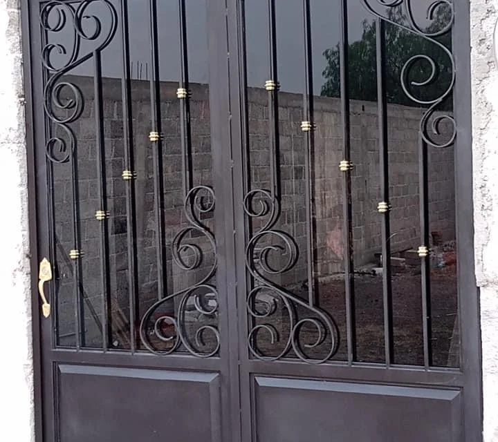 Puerta doble en reja con forja