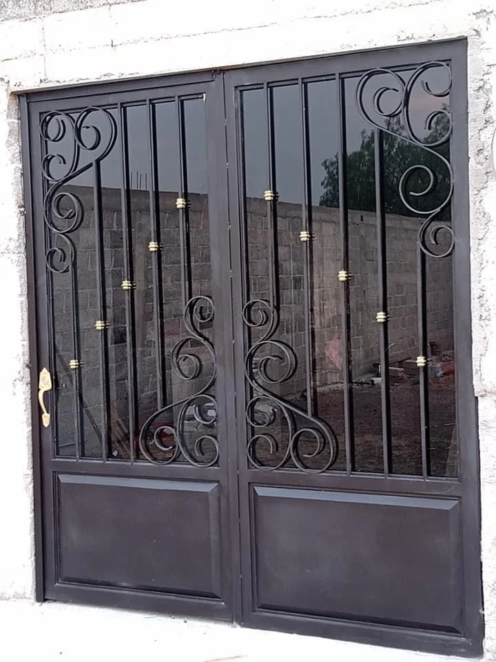 Puerta doble en reja con forja