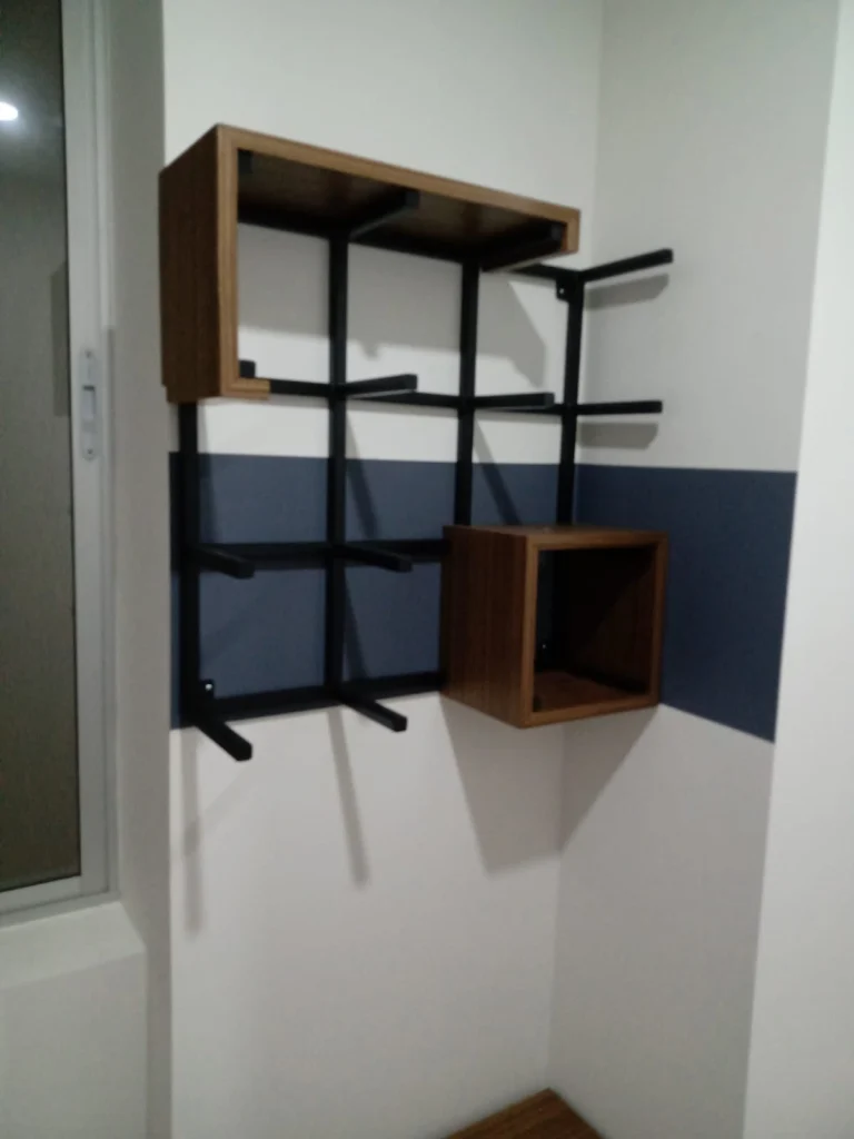 Repisa de pared en metal y madera