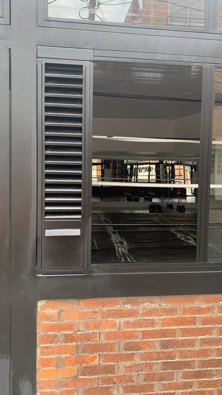 Ventana con persiana metálica